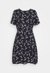 Svart klänning med kort ärm och vit blommönstring, figursydd midja och rund halsringning, uppställd mot en neutral bakgrund.