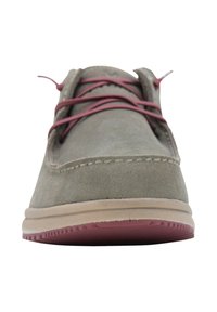 Scarpa di camoscio grigia con lacci rosa, caratterizzata da una punta arrotondata e una suola intermedia beige leggera. Superficie testurizzata con dettagli di cuciture visibili.