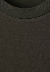 Olijfgroene katoenen t-shirtstof met een geribde ronde hals; gladde textuur en een uniform, strak geweven patroon. Geen zichtbare versieringen.