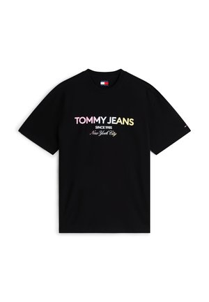 Camiseta negra de manga corta con el texto "TOMMY JEANS Since 1985 New York City" en colores pastel en el centro delantero.