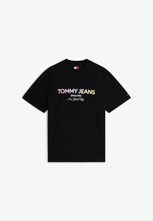 Fekete rövid ujjú póló a középen, elöl pasztell színű "TOMMY JEANS Since 1985 New York City" felirattal.