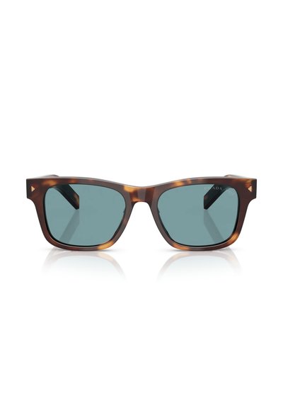 Occhiali da sole quadrati con montatura tartarugata e lenti verdi, caratterizzati da angoli decisi e montature geometriche. Arricchiti da dettagli triangolari distintivi sulle aste.