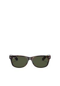 Occhiali da sole tartarugati marroni con lenti verde scuro, forma rettangolare e logo Ray-Ban sottile sul lato sinistro della montatura.