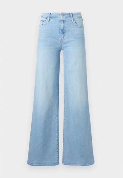 Φαρδιά τζιν παντελόνια από ανοιχτό μπλε ντένιμ με ψηλή μέση, κουμπί στο μπροστινό μέρος και σχεδιασμό με πέντε τσέπες σε απλό φόντο.