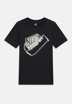 Čierne tričko z bavlny, s veľkým bielym a sivým logom Nike na prednej strane, krátkymi rukávmi a klasickým strihom.