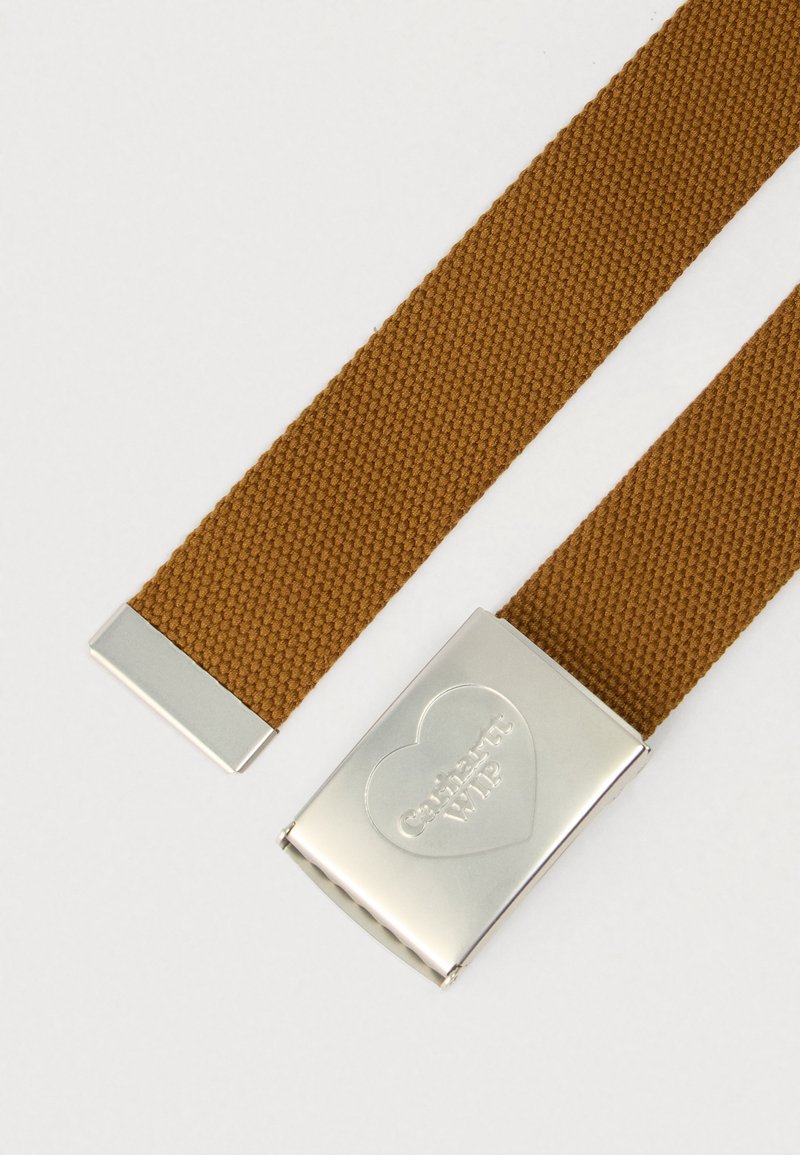 Cintura marrone in tessuto intrecciato con fibbia in metallo argento a forma di cuore e testo inciso. Materiale testurizzato e design resistente.