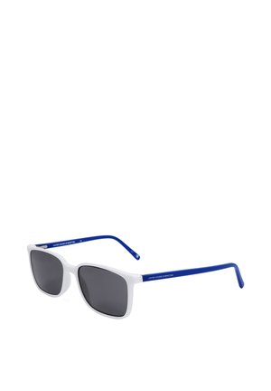Occhiali da sole con montatura bianca, lenti scure e astine blu, con il testo "United Colors of Benetton" sulle aste.
