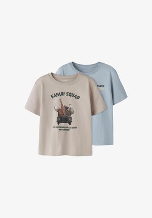 Deux t-shirts enfants à manches courtes, beige avec imprimé animalier safari et bleu avec texte jaune partiel sur le devant, fond uni.