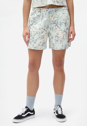 Shorts bleu clair avec un motif marbré dans des teintes de bleu foncé et de pêche. Dotés d'une taille élastique avec cordon de serrage et de poches latérales.