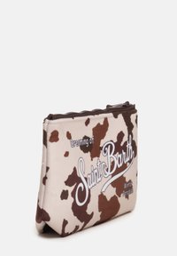 Pochette con motivo in pelle di mucca marrone e beige, con testo ricamato "Sognando Saint Barth" e "Paradiso Invernale"; chiusura con zip nella parte superiore.