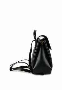 Zaino in pelle nera con chiusura superiore a triangolo, spallacci regolabili e texture liscia. Caratterizzato da dettagli in metallo color oro.