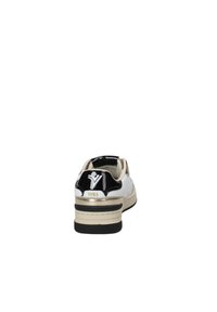 Sneaker con tomaia in pelle bianca, dettagli in pelle verniciata nera, rifiniture dorate e suola in gomma grigia testurizzata. Presenta il logo sul tallone.