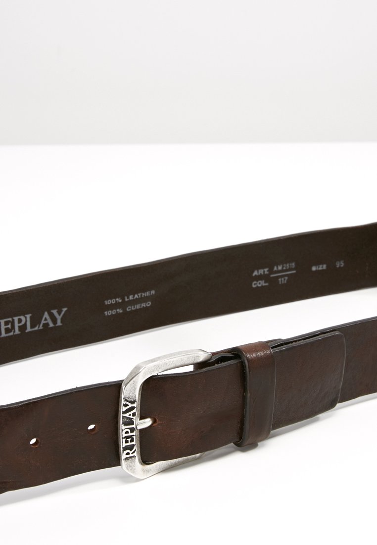 Brauner Ledergürtel mit einer silbernen Metallschnalle, die das eingravierte Markenzeichen "REPLAY" trägt und über eine glatte Textur verfügt.