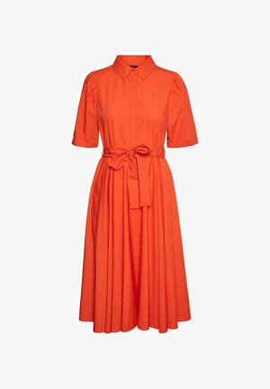 Vestido naranja con cuello y mangas cortas, cintura ajustada y cinturón de lazo. Falda acampanada con detalles de textura, diseño hasta la rodilla.