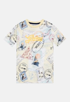 Camicia a maniche corte con disegni vintage di francobolli e barche a vela, logo "Guess" ricamato in giallo su sfondo crema.