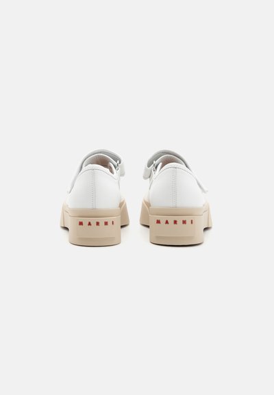 Sapatos de couro branco com uma plataforma de borracha bege, apresentando um destaque traseiro em texto vermelho a soletrar "MARNI". Design minimalista com textura suave.