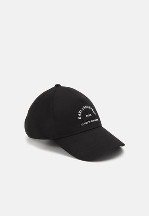 Schwarze Baseballmütze aus Baumwolle. Mit weißem gesticktem Text und Zahlen auf der vorderen gewölbten Fläche. Klassisches gewölbtes Visierdesign.
