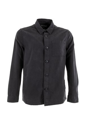 Zwarte button-up shirt gemaakt van katoen, met een kraag, lange mouwen en een borstzak. De textuur lijkt glad met een matte afwerking.