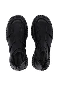 Černé sandály s hladkým koženým svrškem, třemi nastavitelnými popruhy a texturovanou gumovou podrážkou s robustním profilem.