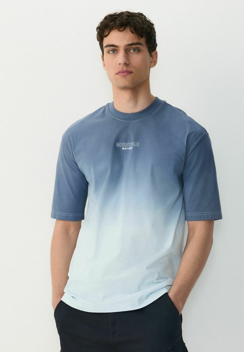 Kortærmet t-shirt med en gradient fra mørkeblå til lyseblå, med teksten "MOUNTFUJI" i hvid, rund halsudskæring og blødt stof.
