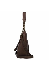Borsa in pelle marrone con superficie testurizzata, dotata di una tracolla cucita a catena e base piatta, con una tasca laterale con zip e tracolla lunga regolabile.