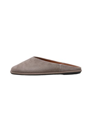 Mocasín slip-on de ante gris suave con tacón bajo y puntera redondeada, diseñado para uso casual o en interiores.