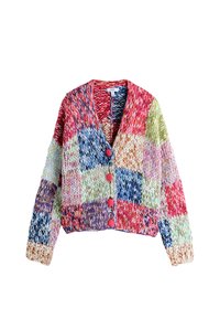 Šarena pletena vestica s patchwork dizajnom u nijansama crvene, plave, zelene i žute boje. Opremljena je ružičastim gumbima i V-izrezom.