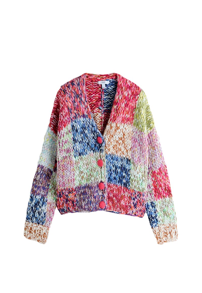 Šarena pletena vestica s patchwork dizajnom u nijansama crvene, plave, zelene i žute boje. Opremljena je ružičastim gumbima i V-izrezom.