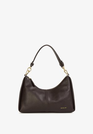 Braune Leder-Schultertasche mit geschwungenem Profil, goldenen Beschlägen, seitlicher Reißverschlusstasche und dezentem Logo-Detail auf der Vorderseite geprägt.