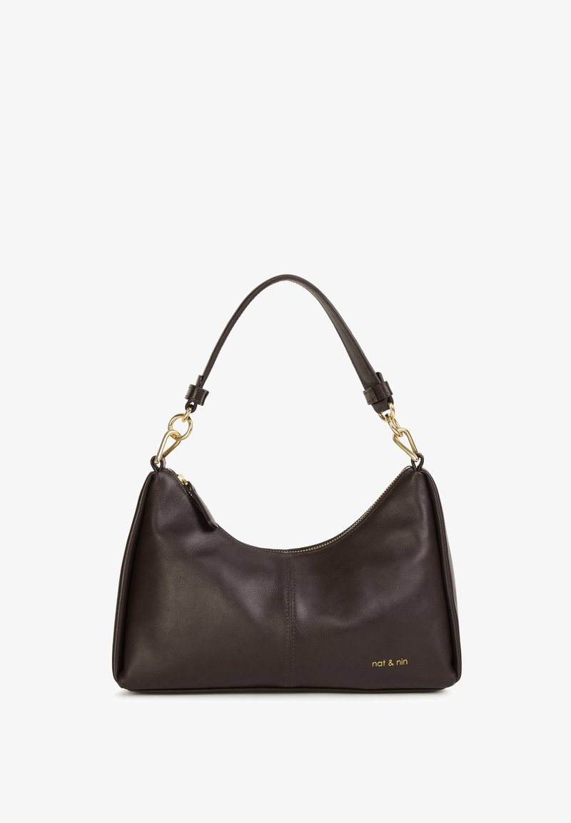 Sac à épaule en cuir marron avec une silhouette courbée, quincaillerie dorée, poche zippée sur le côté et détail de logo subtil en relief à l'avant.