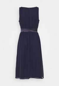 Mörkblå ärmlös klänning med ett satinskärp i midjan, med en utsvängd kjol och en dragkedja bak. Slät tygtextur.