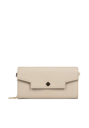 Pochette en cuir beige texturé avec rabat avant, bandoulière chaîne dorée et fermeture par bouton rond avec logo métallique.