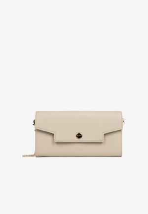 Beige gestructureerde leren clutch met voorflap, goudkleurige kettingband en ronde metalen logo knoopsluiting.