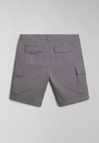 Pantaloni cargo grigi con due tasche posteriori e due tasche laterali, realizzati in un tessuto resistente con una texture liscia. Presentano un piccolo dettaglio del logo.
