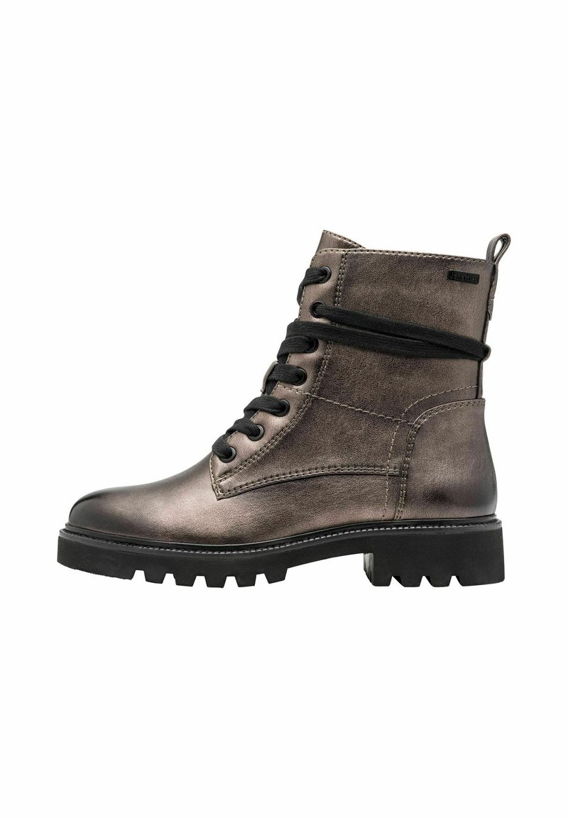 Bottine à lacets en simili cuir métallisé gris. Caractéristiques : lacets noirs, une languette, semelle robuste avec des crampons profonds et des détails cousus.