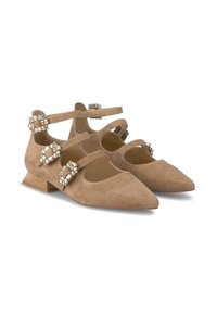 Bailarinas de ante en color beige con punta afilada. Cuentan con múltiples correas al tobillo adornadas con hebillas de strass. Tacón bajo tipo bloque.