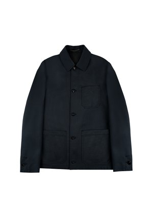 Chaqueta de color azul marino oscuro en un tejido suave, con cuello camisero, cuatro bolsillos, cierre de botones y acentos texturizados.