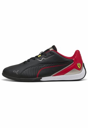 Schwarz-rot Sneaker mit strukturiertem Obermaterial, durchbrochener Gestaltung, silbernen Akzenten und einer weißen Sohle. Verfügt über ein Puma-Logo und das Ferrari-Emblem.