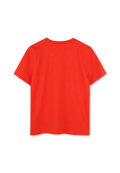 T-shirt en coton rouge à manches courtes, avec un col rond et une texture lisse. La vue de dos montre un design simple et sans embellissement.
