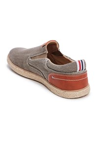 Scarpa slip-on in tela grigia con accenti in pelle marrone. Presenta una suola in juta intrecciata e strisce decorative sul tallone per un tocco in più.