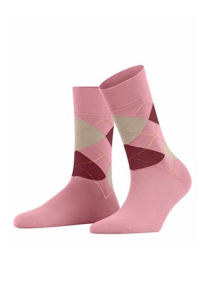 Paar pinkfarbener Kurzsocken mit beigen, burgunderfarbenen und hellrosa Rauten im Argyle-Muster sowie gelben Steppnähten als Akzente.