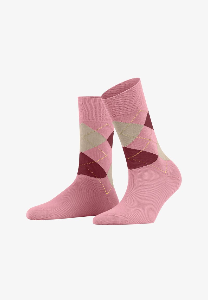 Para różowych skarpet za kostkę z beżowymi, bordowymi i jasnoróżowymi wzorami w romby w stylu argyle z żółtymi akcentami w postaci przeszyć.