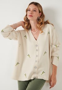LELA Kardiganas - cream