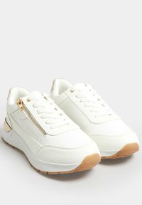 Vita syntetiska sneakers med en texturerad design, snörning och guldaccenter. Har en sidodragkedja och en gummisula.