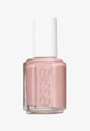 Bouteille de vernis à ongles avec une base en verre carrée, liquide rose clair et un capuchon blanc brillant. Présente le nom de la marque en relief sur le côté.