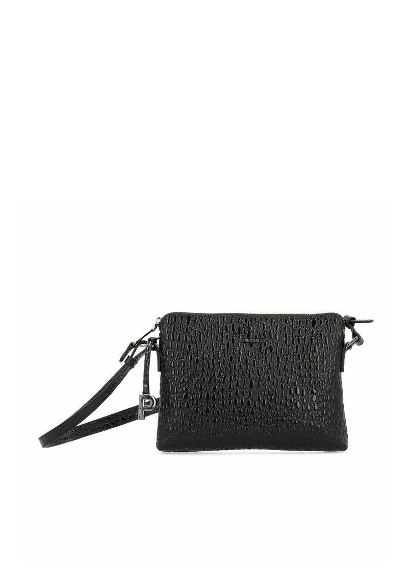 Borsa a tracolla in pelle nera con finitura testurizzata, chiusura con zip e tracolla regolabile. Presenta un accento argento con la lettera "P."