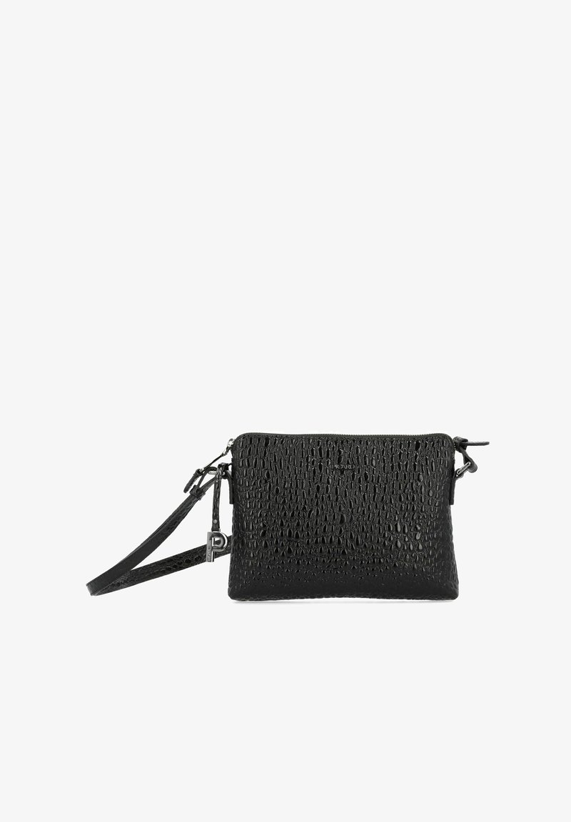 Borsa a tracolla in pelle nera con finitura testurizzata, chiusura con zip e tracolla regolabile. Presenta un accento argento con la lettera "P."