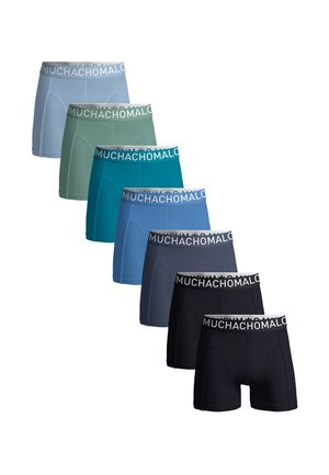 Set di sette boxer da uomo in colori sfumati dal azzurro chiaro al nero, ciascuno con una fascia in vita brandizzata con la scritta "MUCHACHOMALO."