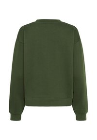 Felpa verde oliva con collo rotondo, vestibilità ampia e polsini a coste. Presenta una texture morbida e una finitura pulita all'orlo.