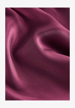 Svila tkanina u dubokoj boji burgundca, s glatkom teksturom, suptilnim sjajem i nježnim padajućim nabiranjem, ističući meke nabore i zakrivljenosti.